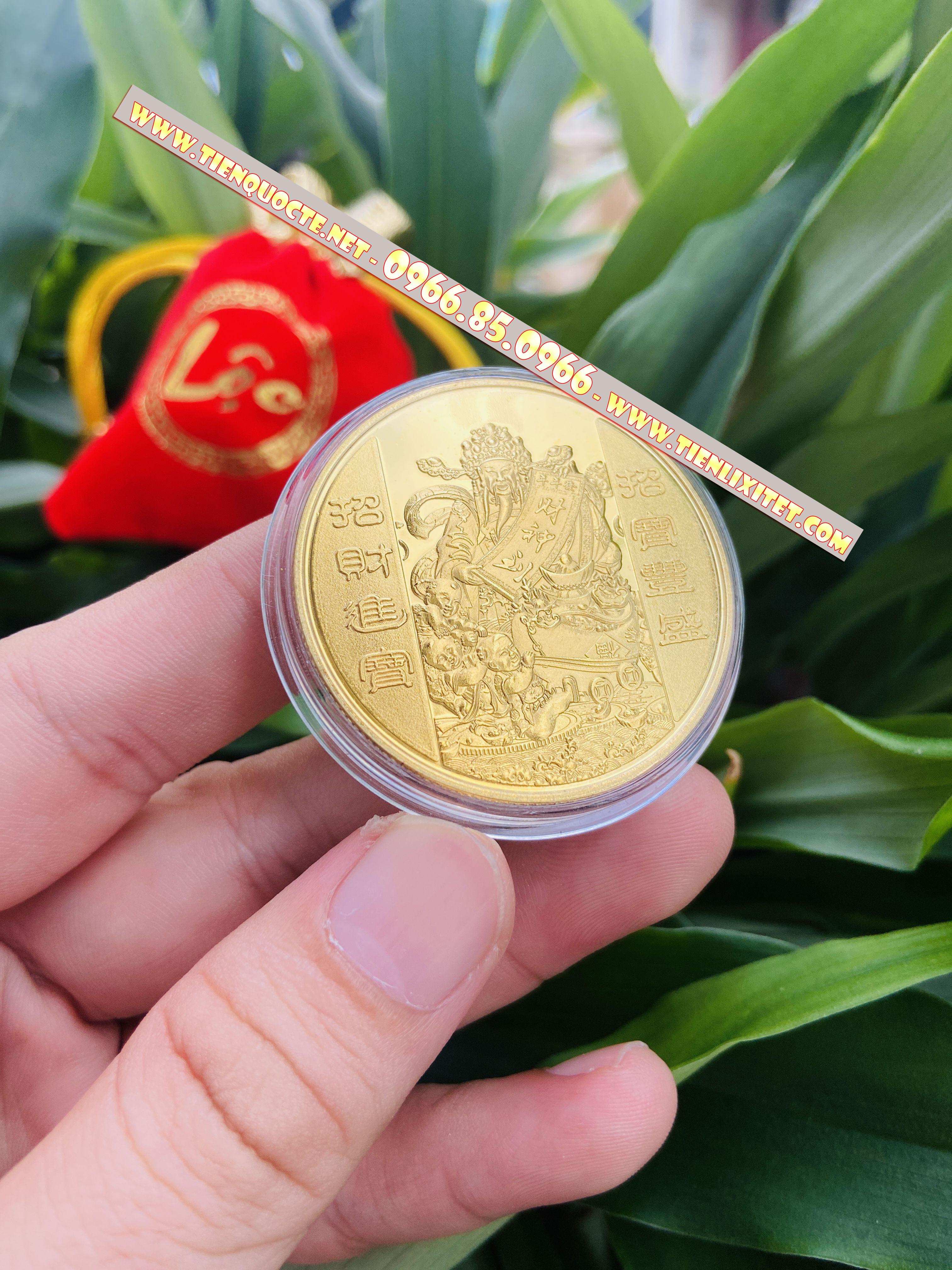 Ti.ền lì xì tết 2023 Đồng Ti.ền Xu Ông Thần Tài Mạ Vàng Tặng Kèm Móc Khóa Túi Gấm Nhung Phúc Lộc Phong Thủy May Mắn QTLNC000150