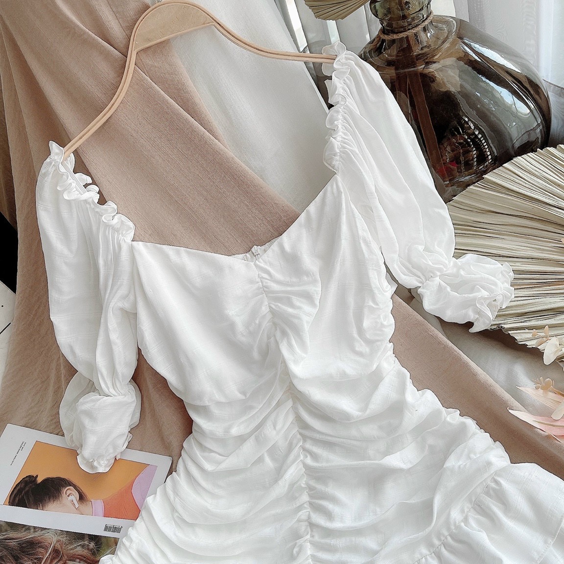 Đầm trắng nhún thân, rút dây thân tầng M.O.N Boutique