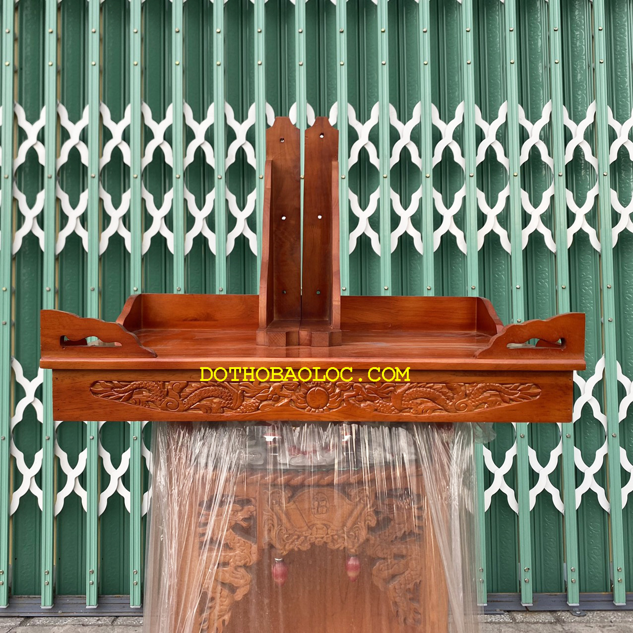 Bàn thờ treo tường gỗ xoan ngang 60cm đỏ - Kèm cặp eke gỗ