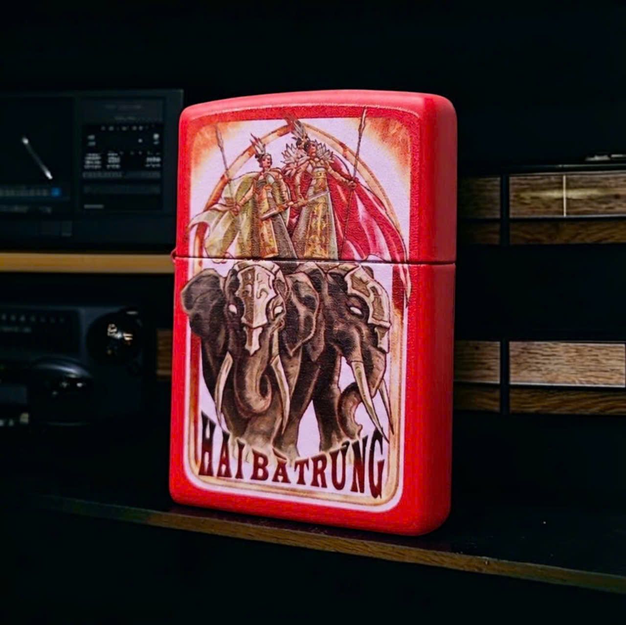 Bật lửa Zippo Hai Bà Trưng Vỏ Đỏ Họa Tiết Cổ Điển Vẽ Tay - Bật Lửa Mỹ Chính Hãng Làm Quà Tặng Sưu Tầm