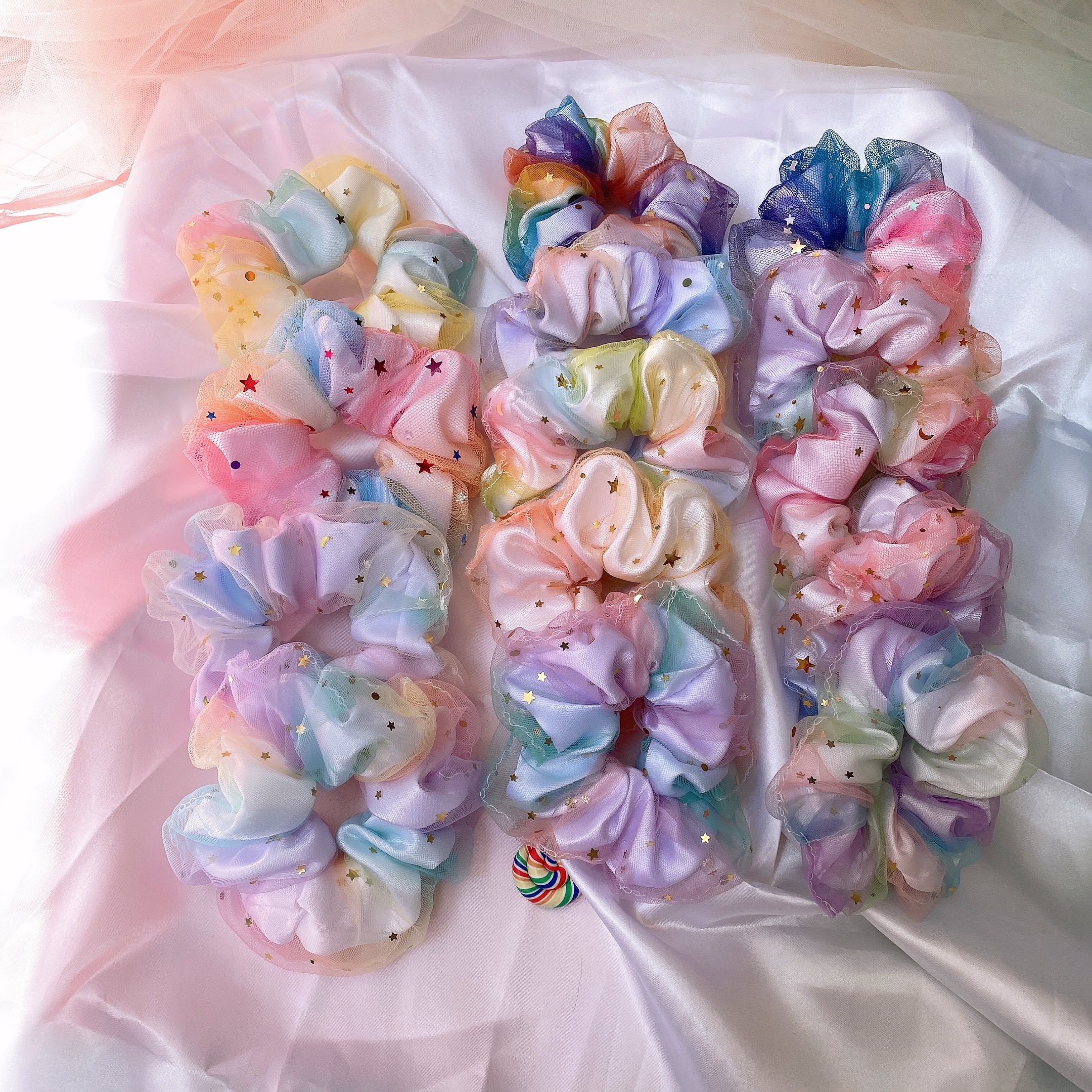SET 2 SCRUNCHIES GALAXY SAO LẤP LÁNH 2 LỚP, MÀU NGÂU NHIÊN, CỘT TÓC VẢI ĐEO TAY XINH