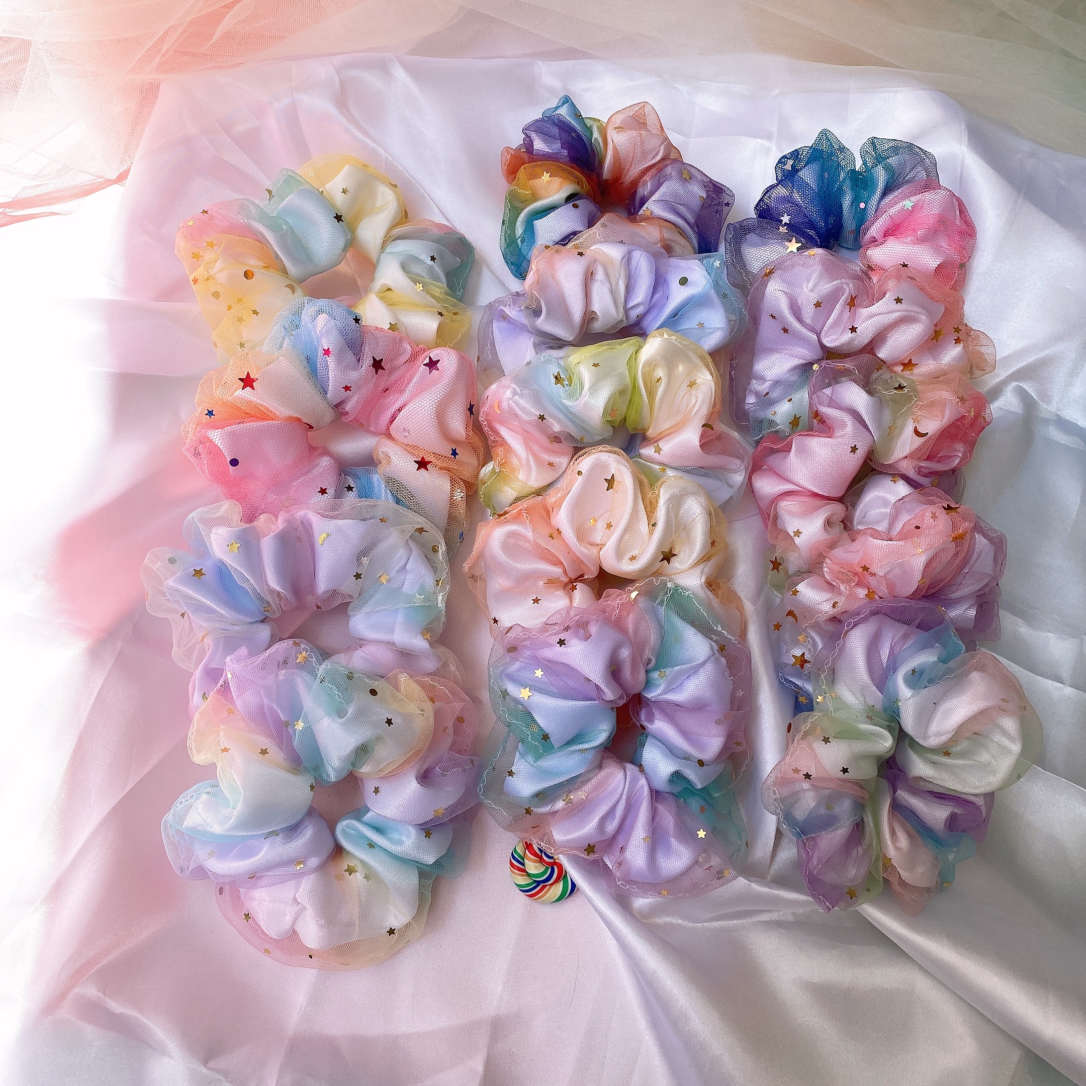 SET 2 SCRUNCHIES GALAXY SAO LẤP LÁNH 2 LỚP, MÀU NGÂU NHIÊN, CỘT TÓC VẢI ĐEO TAY XINH