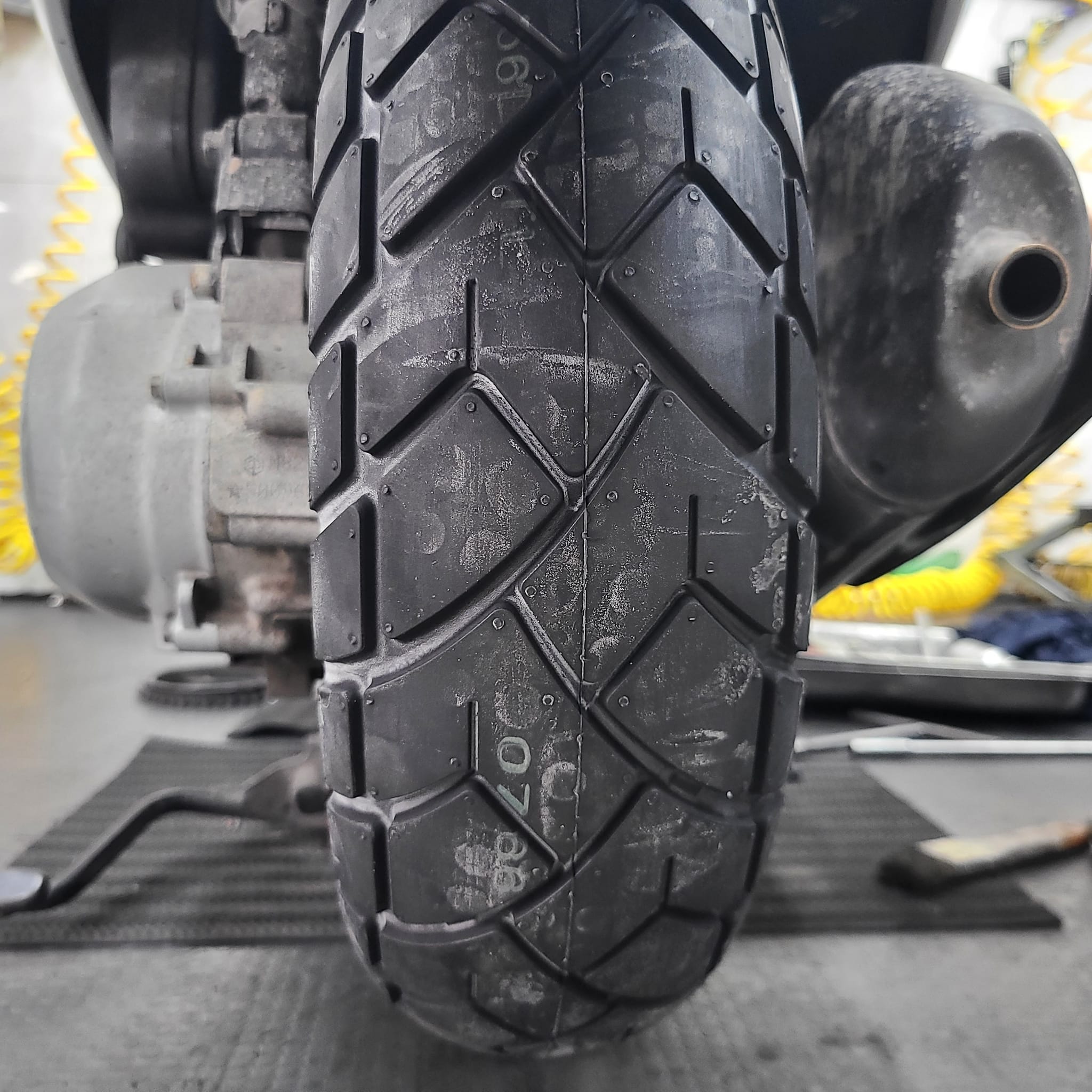 Vỏ Maxxis gai M6017 size (110/70-11 - 120/70-11) dành cho Vespa Primavera, LX