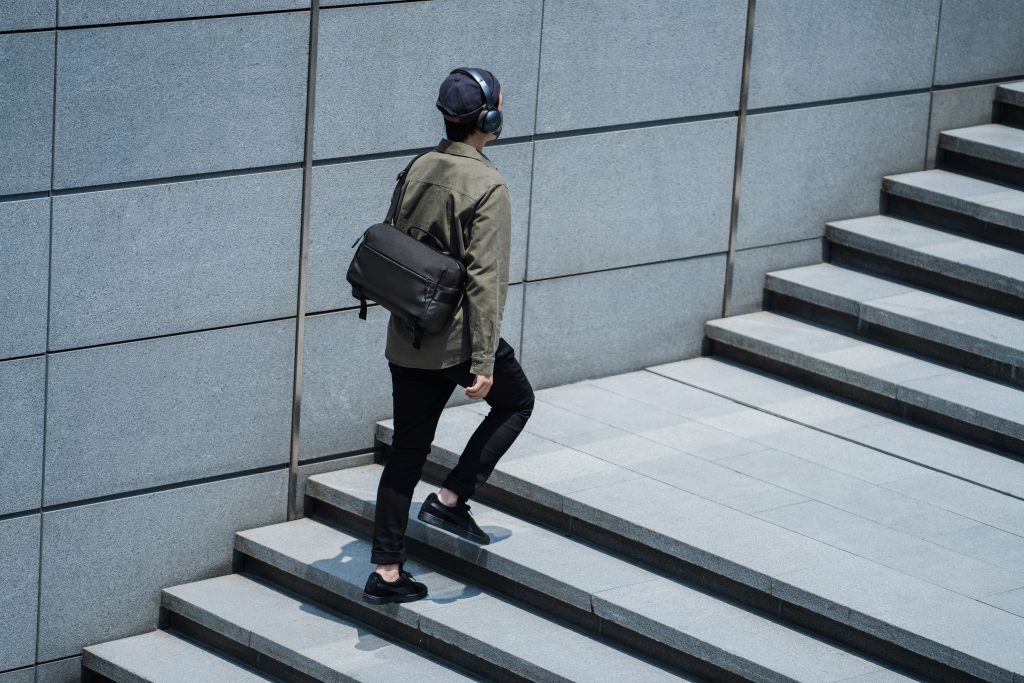 TÚI ĐEO VAI TOMTOC URBAN CODURA SLING BAG TRAVEL & WORK 13.3-14.2″ -Hàng Chính Hãng