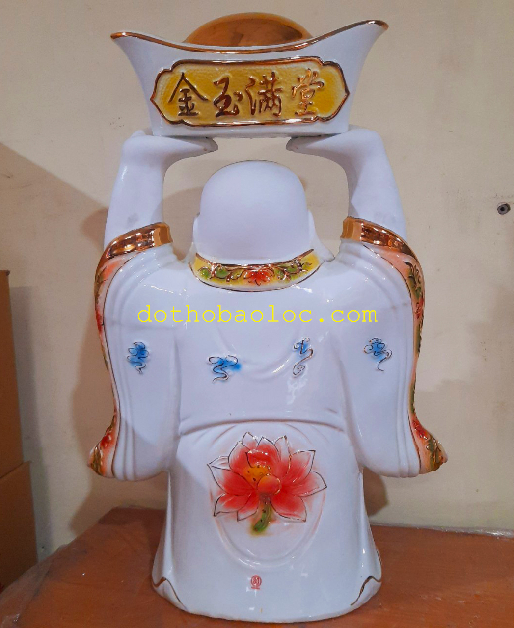 Tượng Phật Di Lặc nâng thỏi vàng phong thủy bằng gốm sứ cao cấp cao 62cm