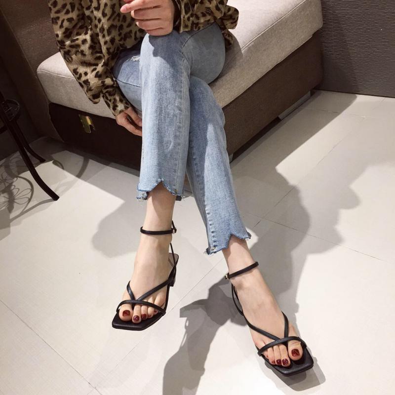 Giày sandal nữ mã LTS13 có 2 màu đen và trắng, gót cao 5P hàng chuẩn