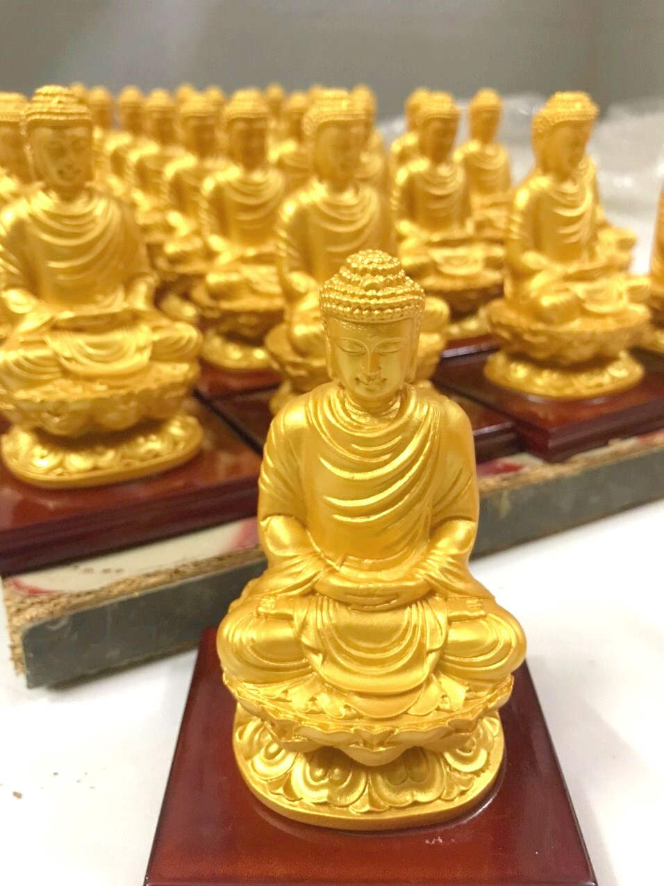 Tượng Phật A Di Đà màu vàng nhũ trang trí xe ô tô phong thủy may mắn bình an TPT34