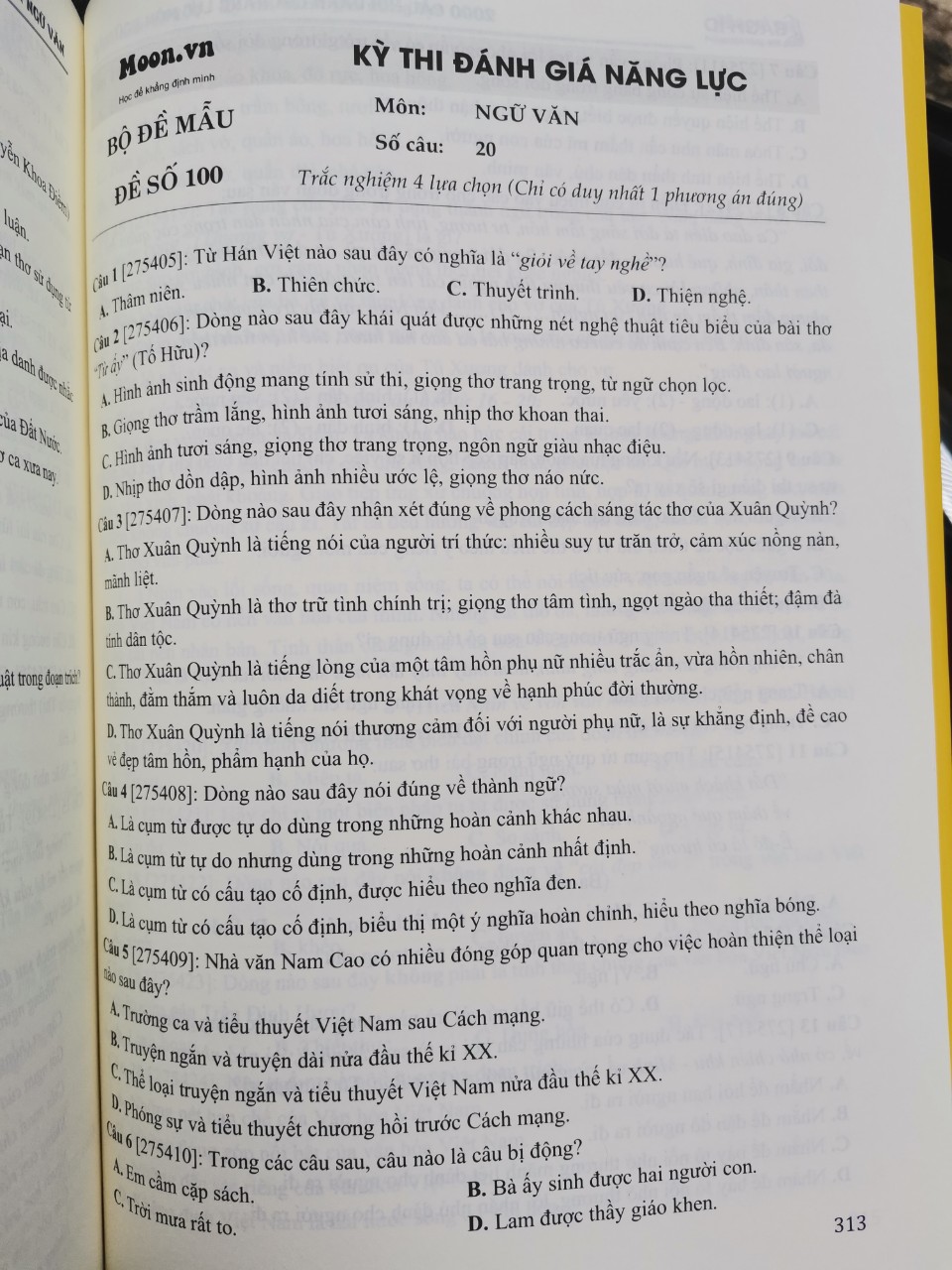 Sách - 2000 câu hỏi đánh giá năng lực môn Ngữ văn (moon)