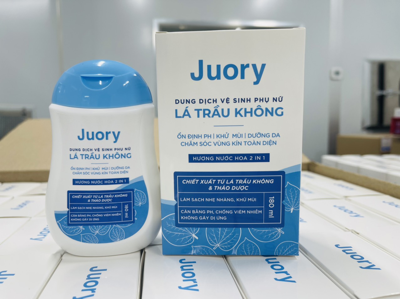 Dung Dịch Vệ Sinh Phụ Nữ Juory Lá Trầu Không - 180ml