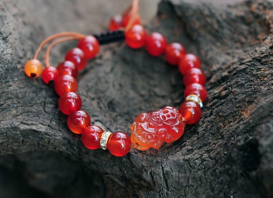 Vòng tay Tỳ Hưu phong thủy đá Mã Não đỏ 8 ly
