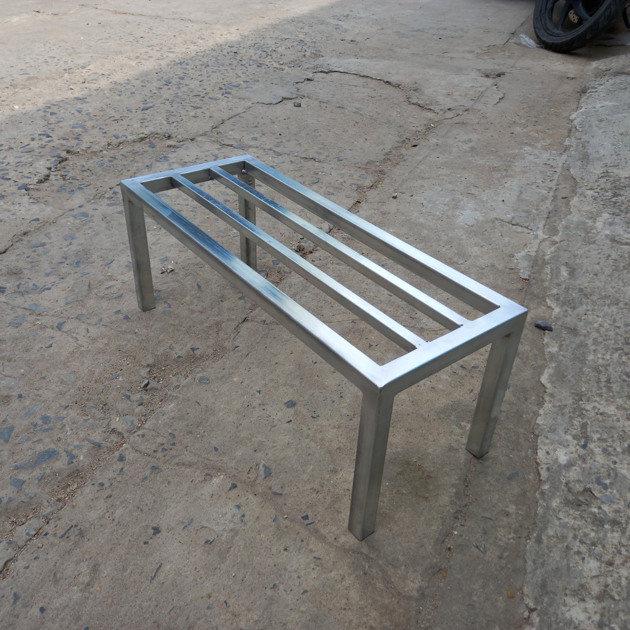 Kệ sắt Dài 50cm, Rộng 20cm, Cao từ cm, có 2 nan phụ, chất liệu thép hộp 20*20mm mạ kẽm, chân có nút nhựa chống trượt, dùng để chậu cây hoa cảnh