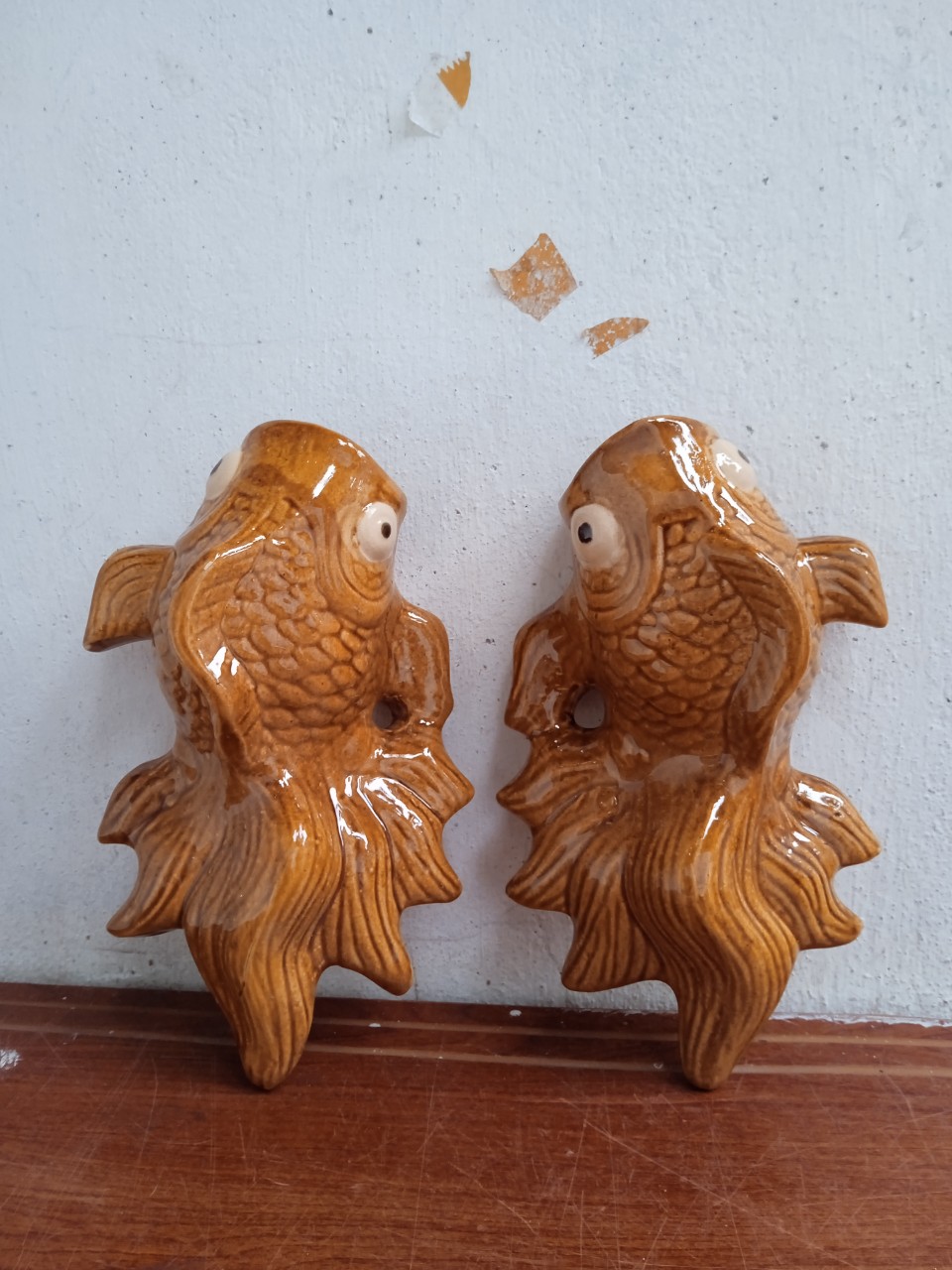 Bình hoa gốm cá men nâu đỏ treo tường