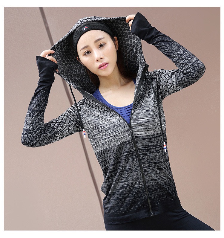ÁO KHOÁC THỂ THAO NỮ HOẠ TIẾT QUẢ TRÁM BODY MÀU ĐEN