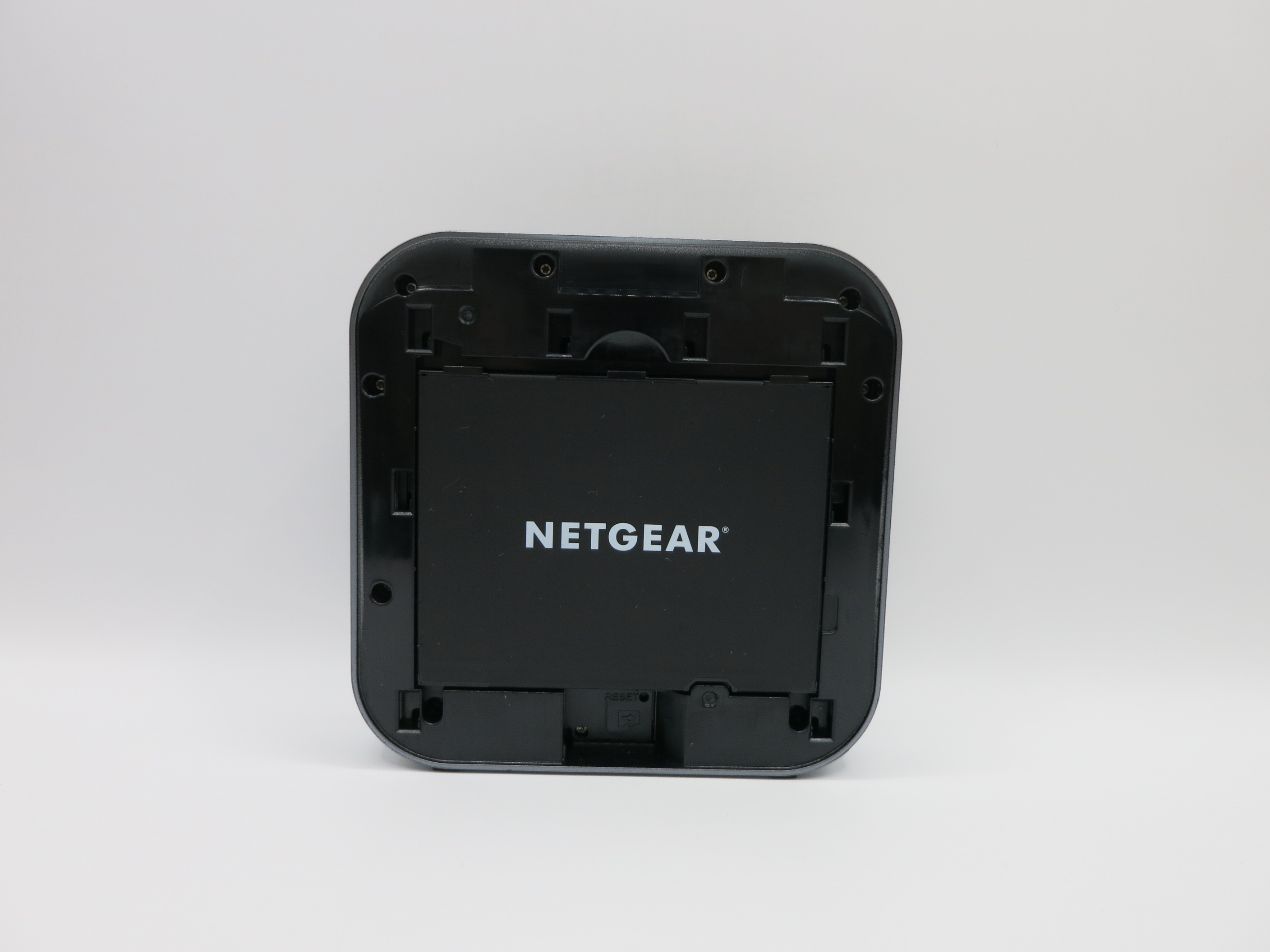 Bộ Phát Wifi 4G Netgear Nighthawk M1 MR1100 tốc độ 1Gbps (tặng 2 anten) Hàng nhập khẩu