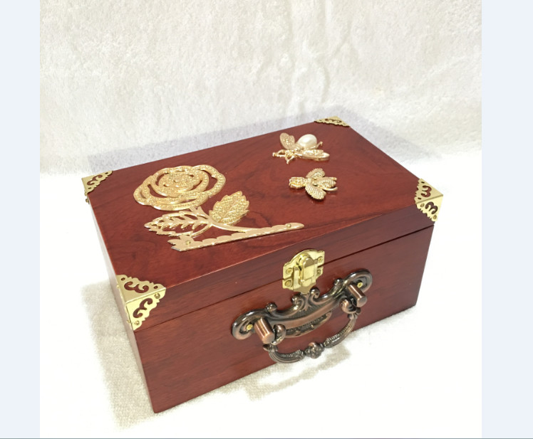 Hộp đựng con dấu - hộp trang sức gỗ hương gắn bông hoa vàng size 19cm có khóa chốt vàng