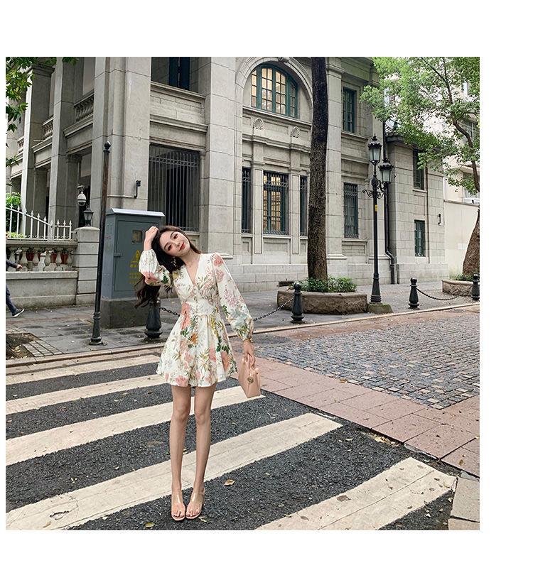TOBE1SHOP 2023 Xuân/Hè Jumpsuit Nữ dài tay áo Hàn Quốc V cổ đèn lồng tay áo đầm in váy cao eo rộng chân quần