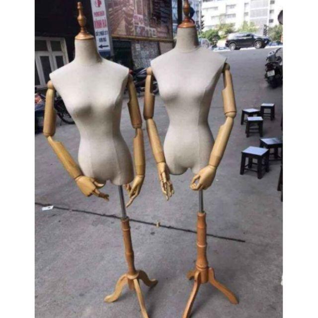 Manocanh có tay nhựa giả vân gỗ vàng.