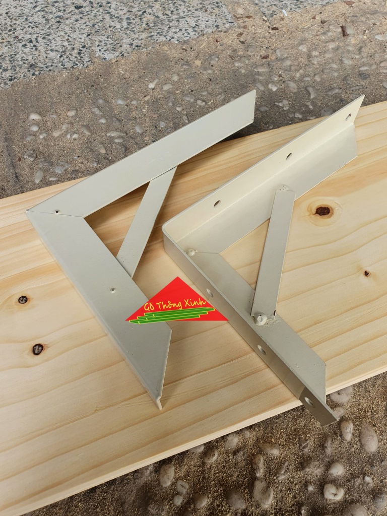 Cặp giá đỡ kệ gỗ dài 20cm bằng sắt đã sơn màu vàng nhạt, rất chắc chắn chịu lực tốt trên 30kg