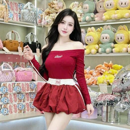 set áo trễ vai chân váy,áo trễ vai tay dài thêu chữ mix chân váy bí phối sọc T135 BY JOLIE - Đỏ