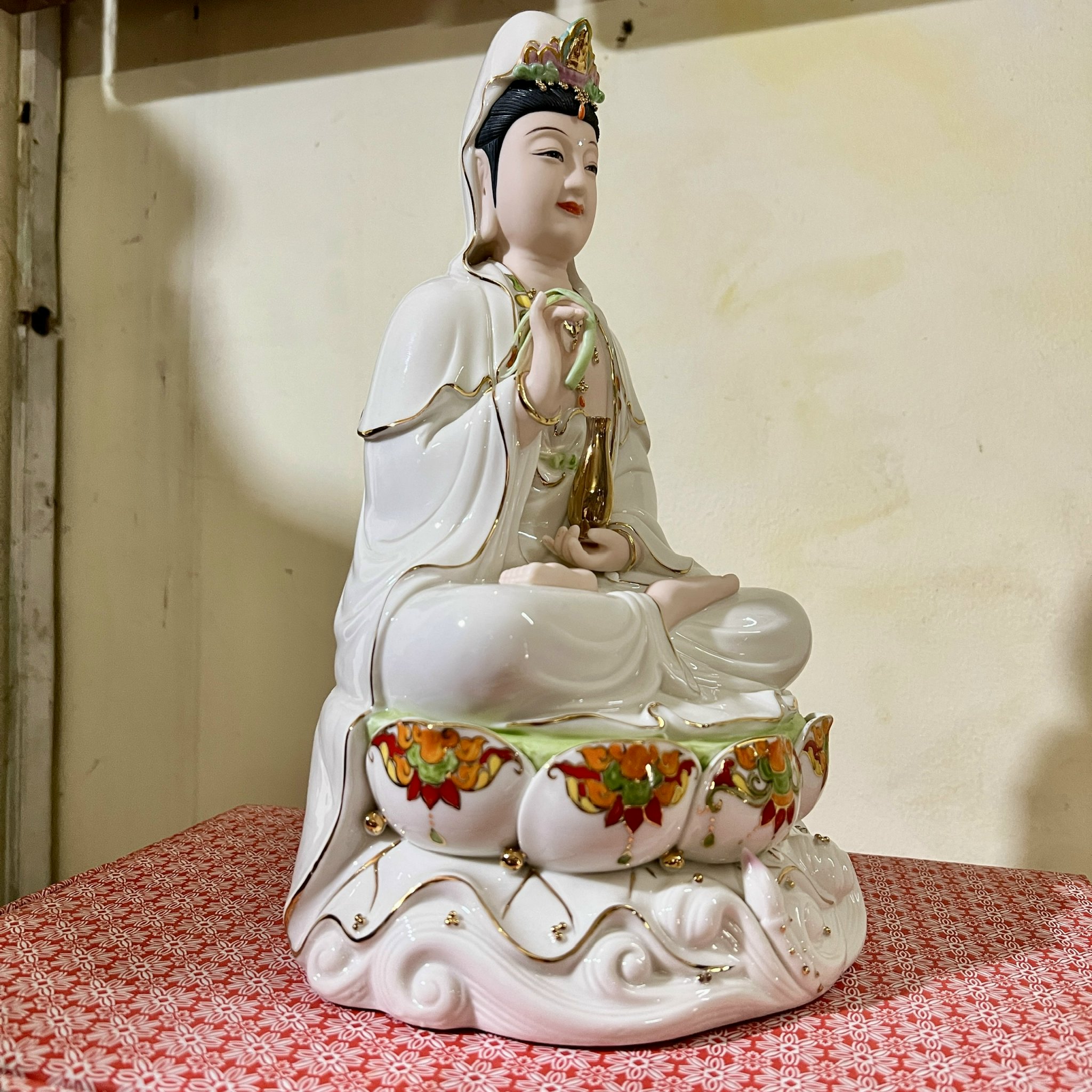 Tượng Quan Âm gốm sứ cao cấp ngồi trên đài sen cao 30.5cm