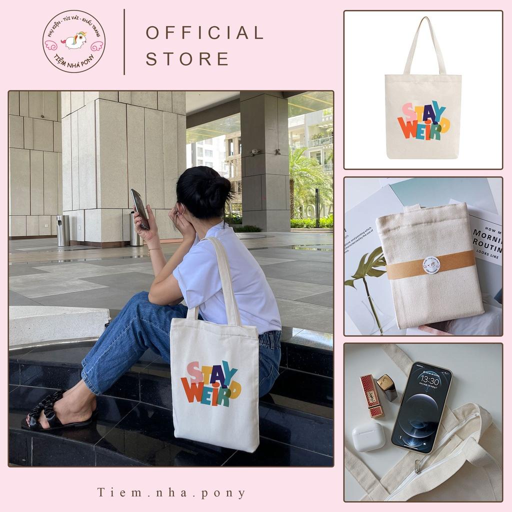 Túi tote vải mộc Tiệm nhà Pony dây kéo in hình Stay Weird PM60