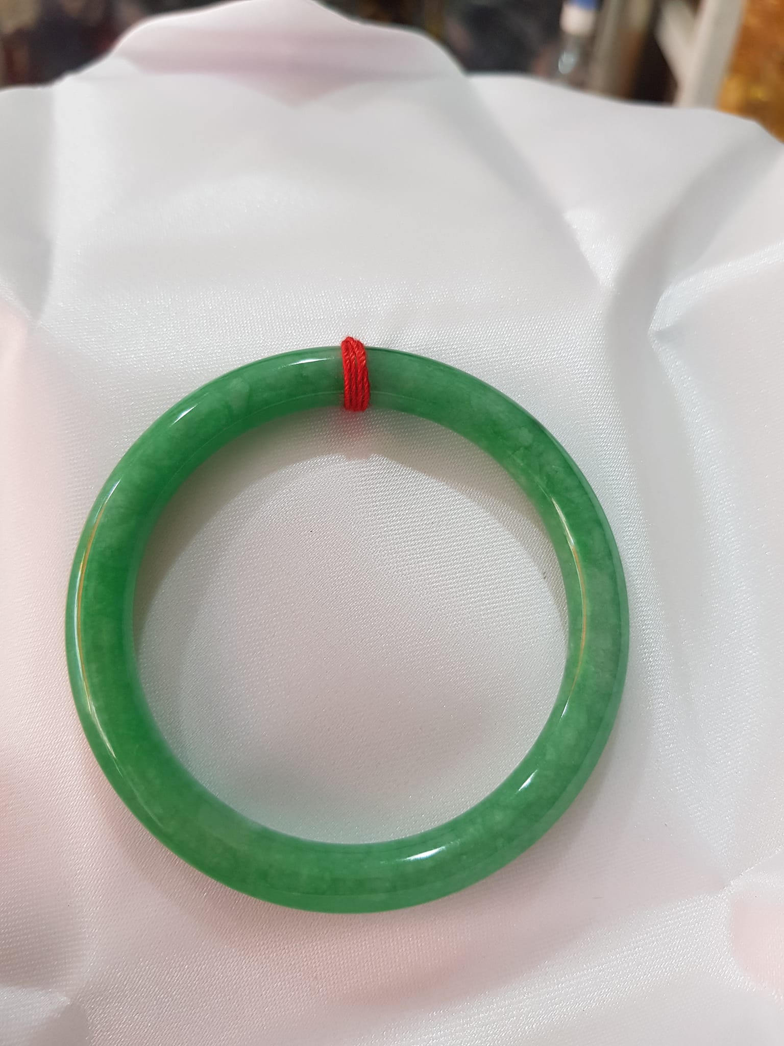 Vòng Tay Đá Cẩm Thạch Đậu 50mm x 7mm đẹp Màu Xanh Ngọc Đậu đều đẹp Hợp mệnh Hỏa Mộc Thủy Nữ cân nặng 50kg - 55kg đeo đẹp ạ