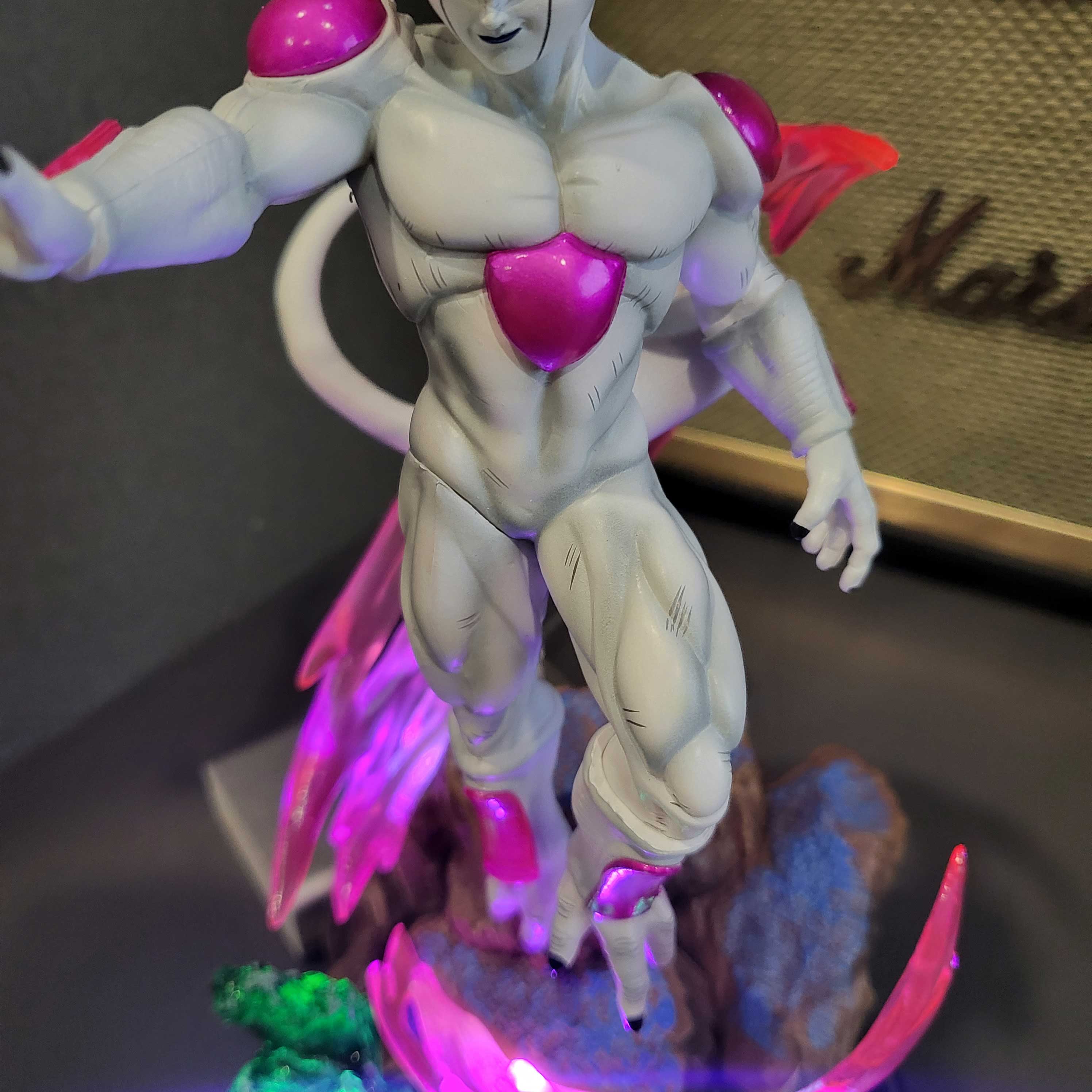 Mô hình Frieza có LED 25 cm - Dragon ball