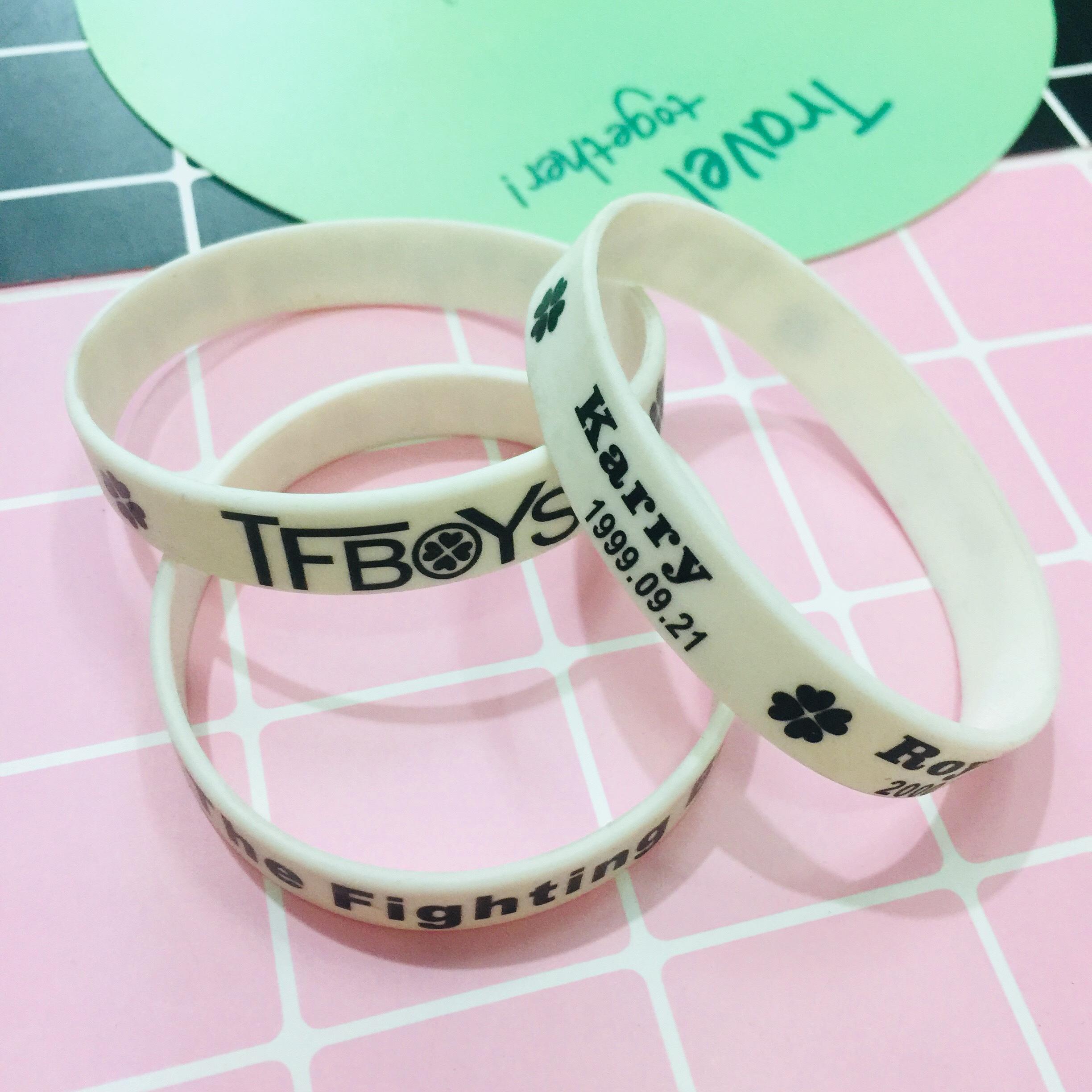 VÒNG TAY. LẮC TAY CAO SU TFBOYS COMBO 5 CÁI