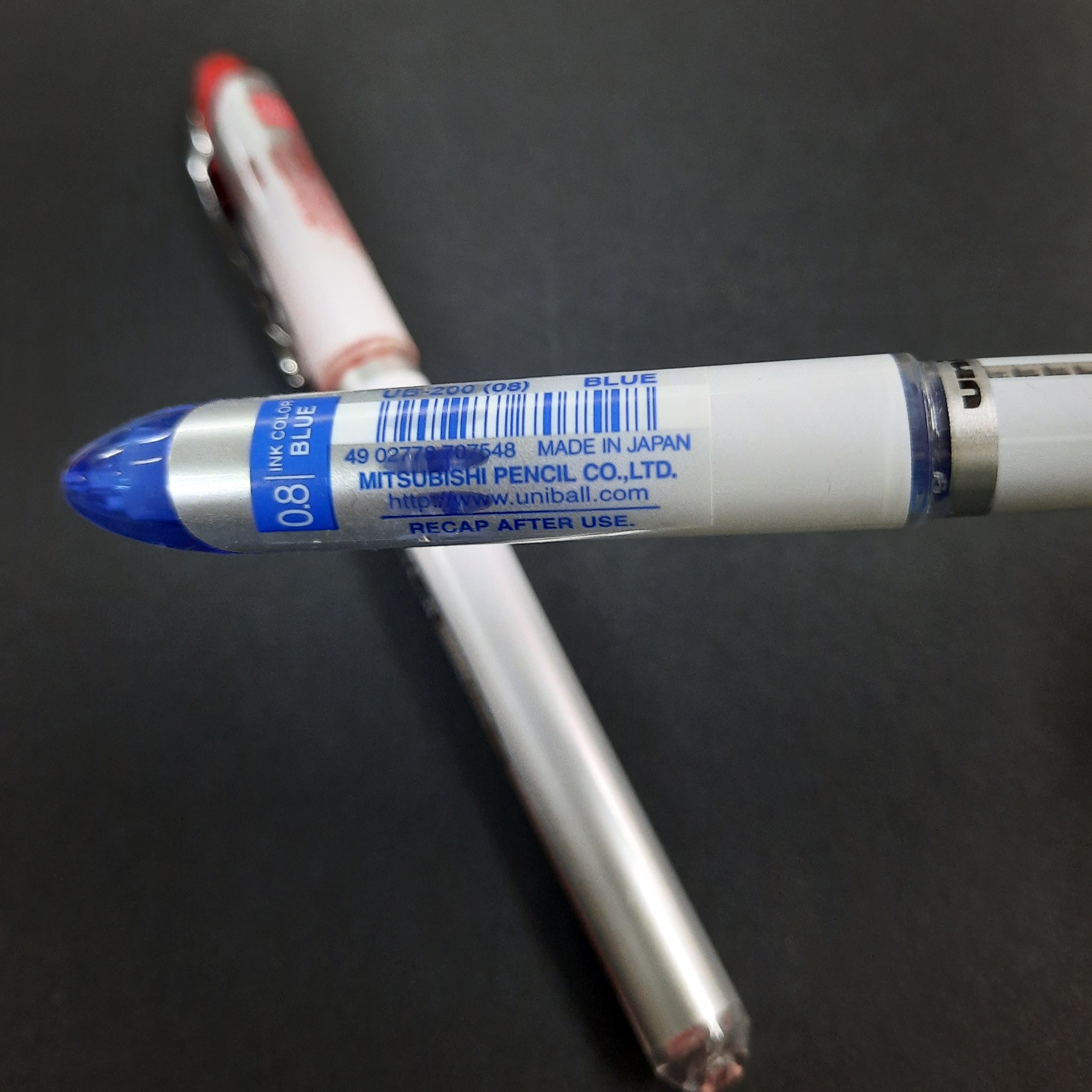 Bút nước uni-ball UB 200 ngòi 0.8mm.