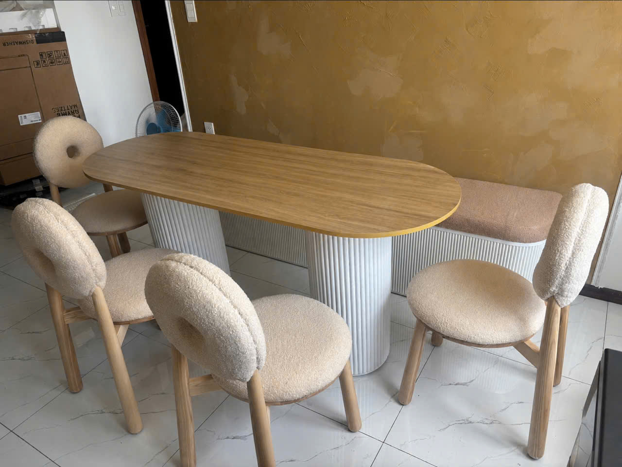 Bộ bàn ghế ăn 4 ghế donut Juno Sofa bàn và ghế băng nệm sát tường.