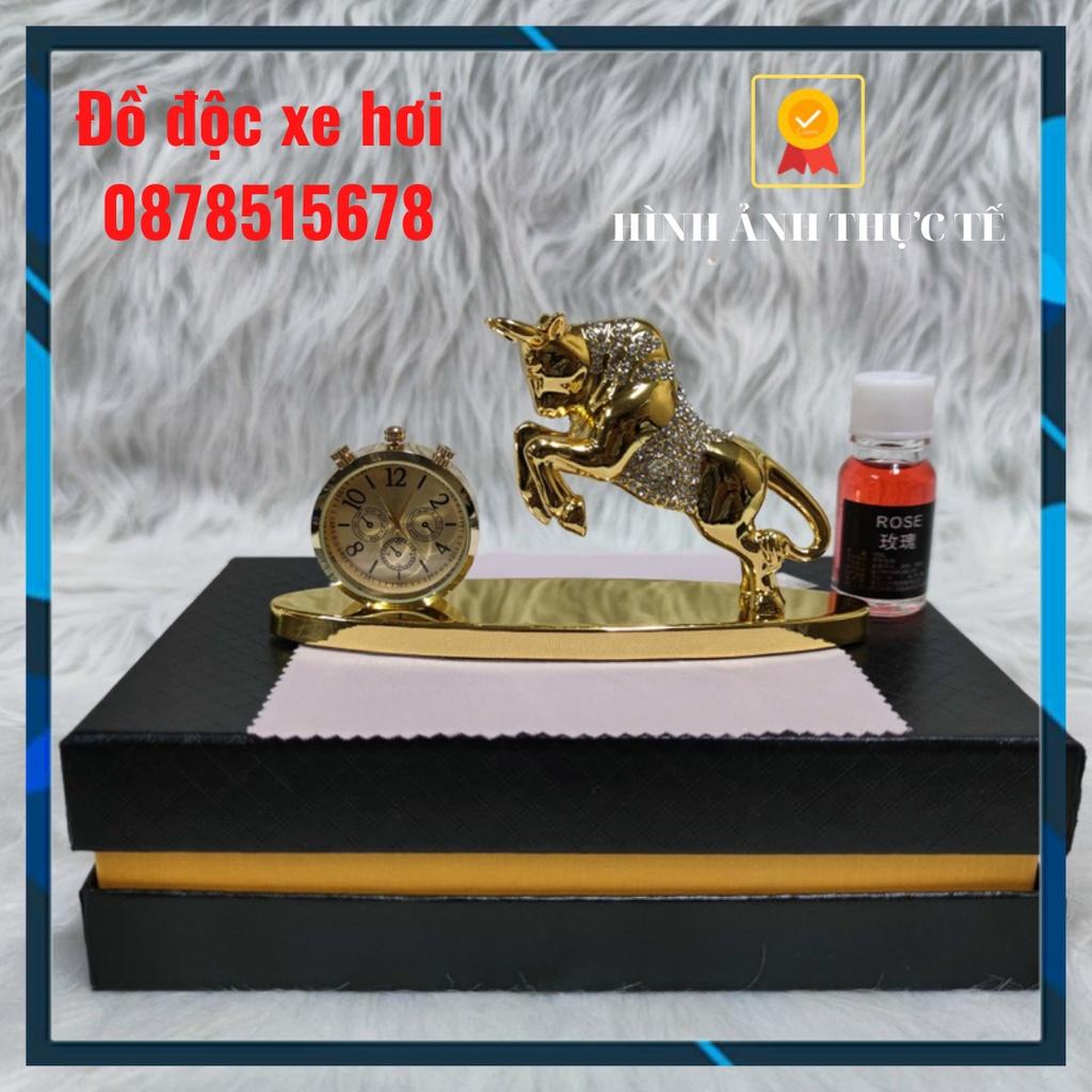 Tượng nước hoa trâu vàng đính đá pha lê kèm mặt đồng hồ trang trí taplo ô tô - chất liệu hợp kim 450g
