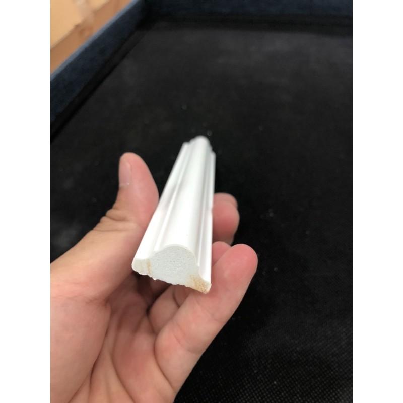 Phào chỉ khung tường composite bản 2.4cm cân màu trắng hoàn thiện