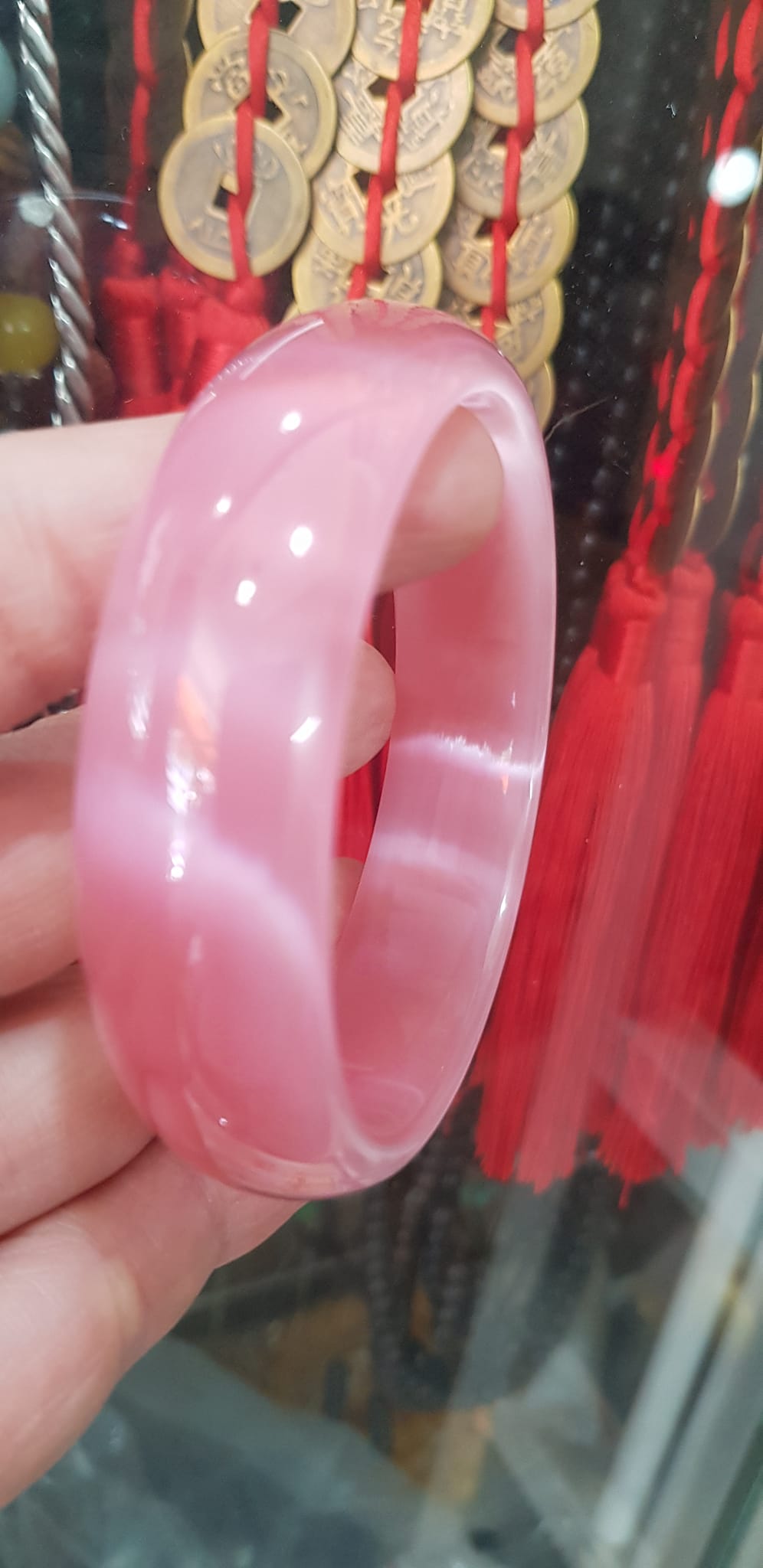 Vòng tay nữ đá mắt mèo Bản Hẹ Trắng mới Ni 60mm x Cao 18mm x Dầy 7mm Màu hồng tươi bóng sáng đẹp hợp Nữ mệnh hoả mệnh thổ Nữ 56kg - 65kg đeo ạ