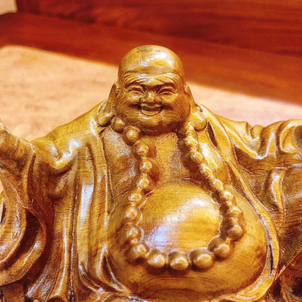 Hình ảnh Tượng Phật Di Lặc Ngồi Tiền Vàng Gỗ Bách Xanh Để Xe Ô Tô, Bàn Làm Việc