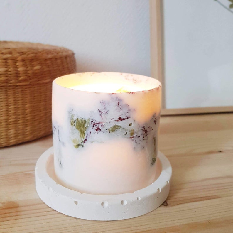 Bộ 3 sản phẩm: Đế đỡ nến + nến thơm sáp đậu nành, hương hoa ngọc lan + tealight trang trí hoa cẩm chướng