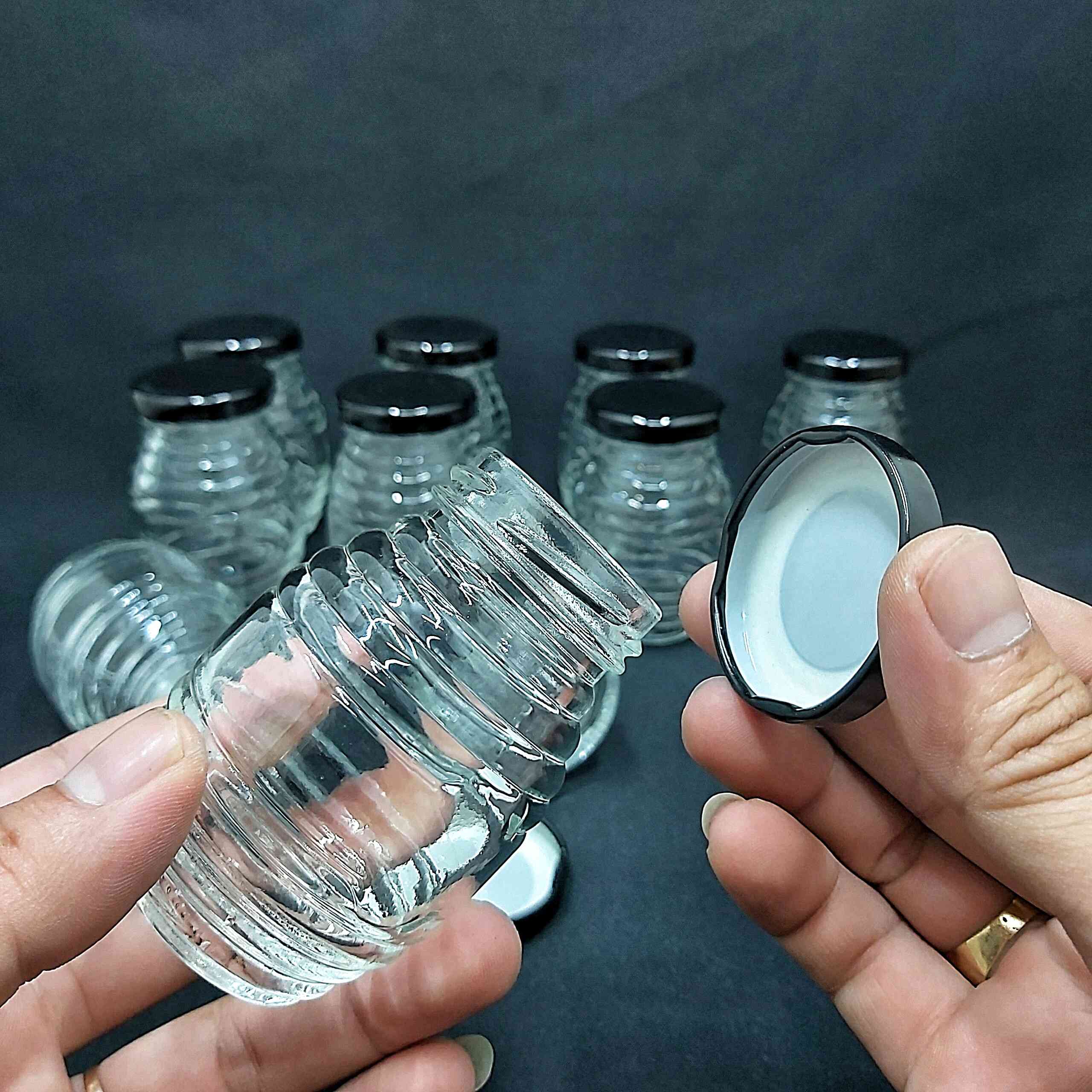 Combo 10 hũ thủy tinh 100ml mẫu con ong nắp thiếc đen vặn – hủ đựng mật ong, yến chưng, gia vị, sữa chua