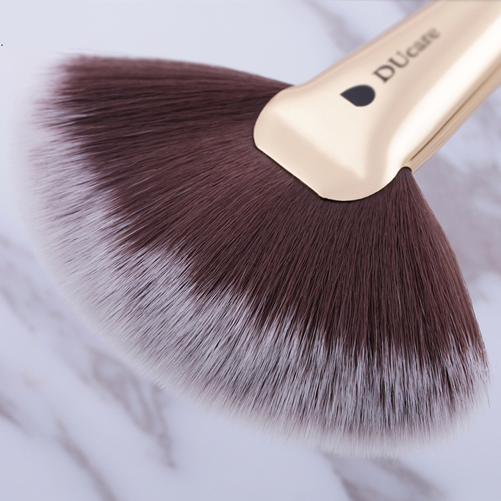 Cọ trang điểm DUcare 1 PC Fan Brush Highlighter