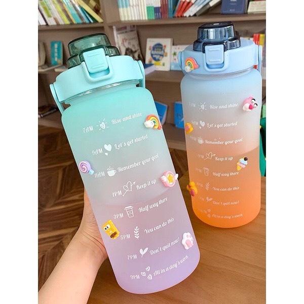 Bình nước 2 lít tặng Sticker dành cho người lười uống nước Fan House bình nước cute 2L có ống hút, vạch chia nhắc giờ