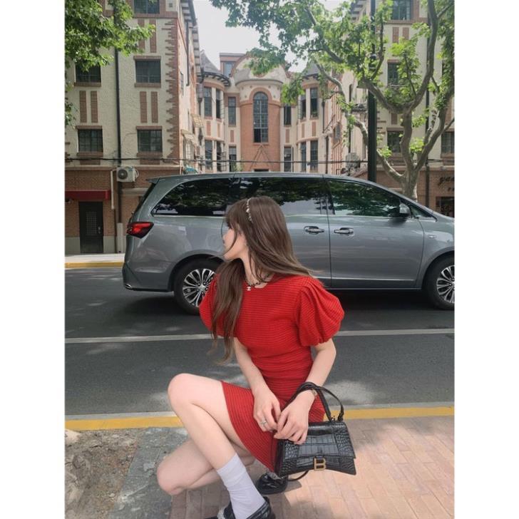 Đầm đỏ tay búp phồng dáng chữ a vải gấm