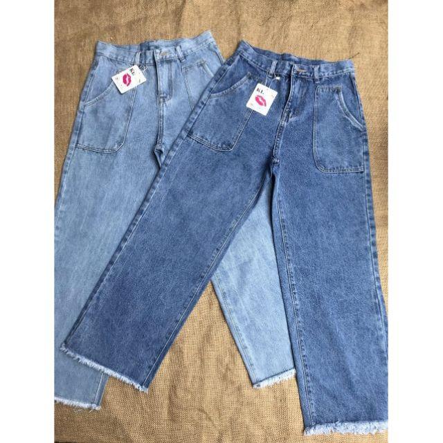 Quần jeans ống rộng túi trước model