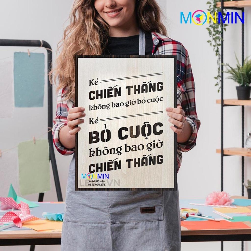 Tranh gỗ slogan tạo động lực Monmin M102 - Kẻ chiến thắng không bao giờ bỏ cuộc, kẻ bỏ cuộc không bao giờ chiến thắng