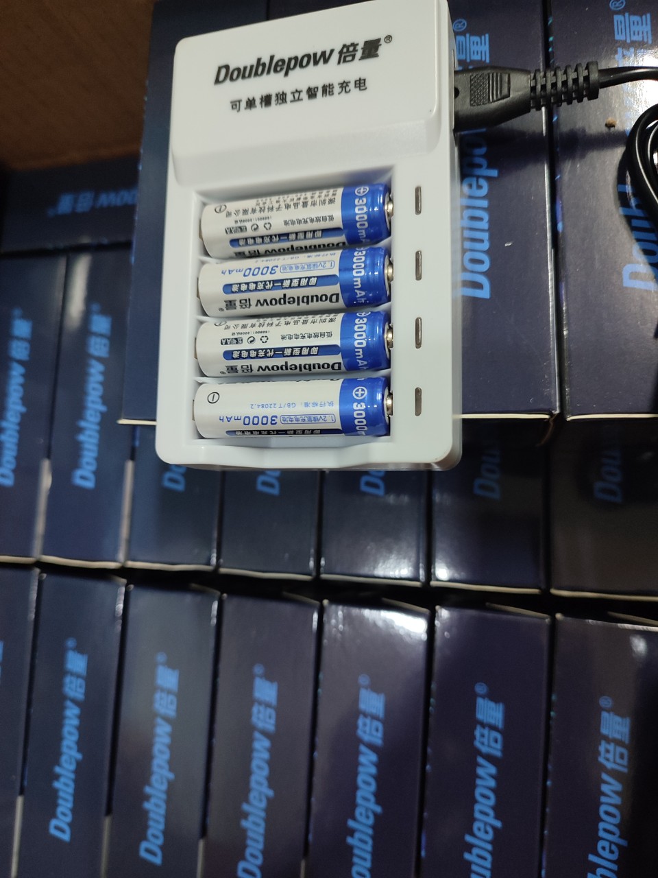 Bộ sạc tự ngắt K11 tặng kèm hộp 4 PIN SẠC AA 3000mAh