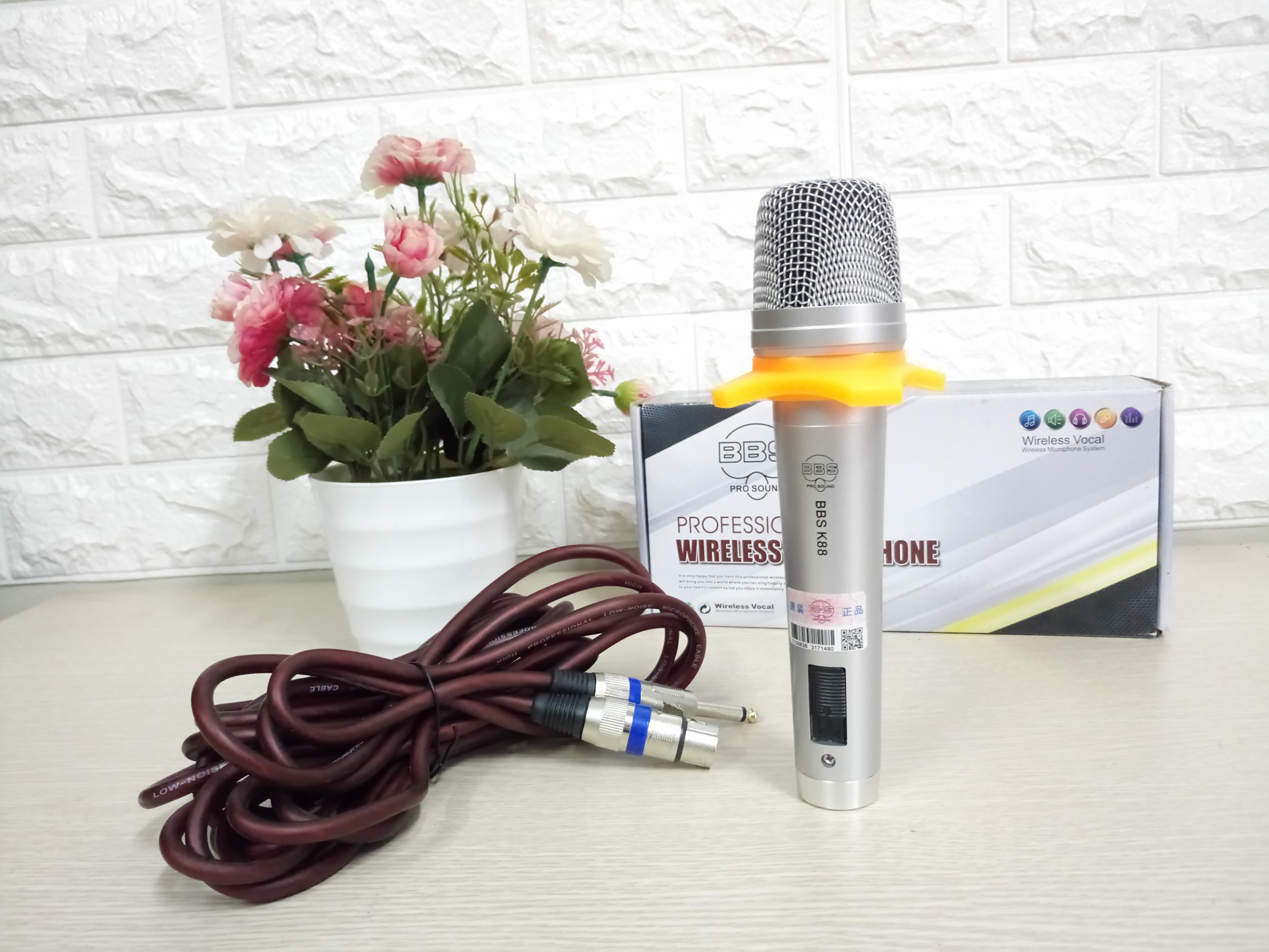 Micro có dây BBS K88 - Thiết kế bắt mắt, sang trọng - Hát nhẹ, chất âm trong sáng - Bắt âm nhạy, chống hú, chống nhiễu tốt - Dây dài 5m - Hàng nhập khẩu