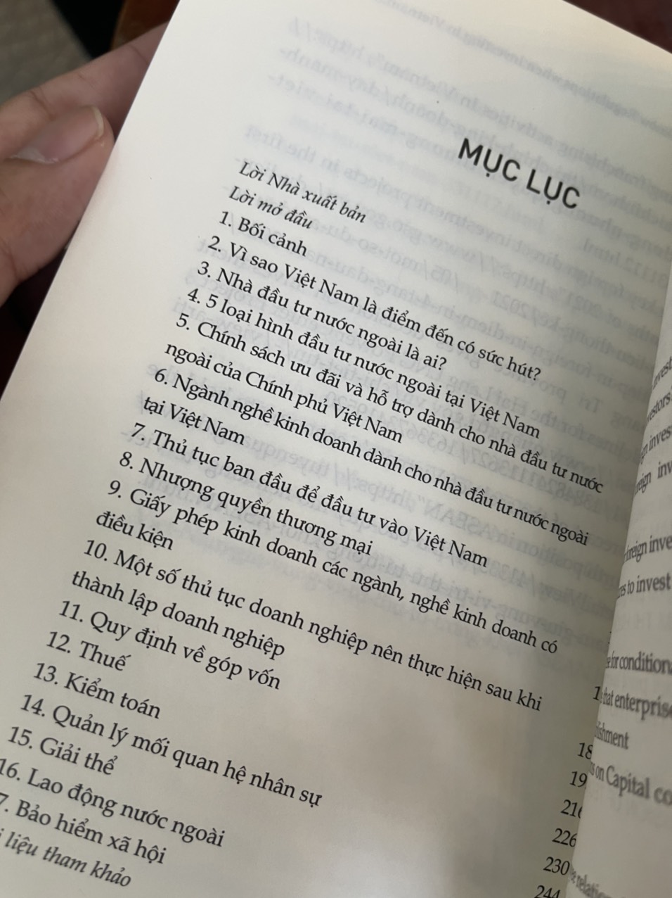 (Song ngữ) GÓC NHÌN LUẬT SƯ: Những quy định cần biết khi đầu tư vào Việt Nam - ThS. Luật sư Lê Dung - Nxb Chính trị Quốc gia Sự thật – bìa mềm