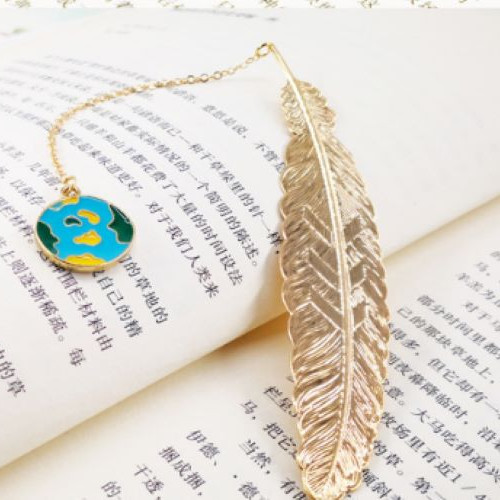 Bookmark Kim Loại Đánh Dấu Sách Hình Lông Vũ Dây Treo - Trái Đất