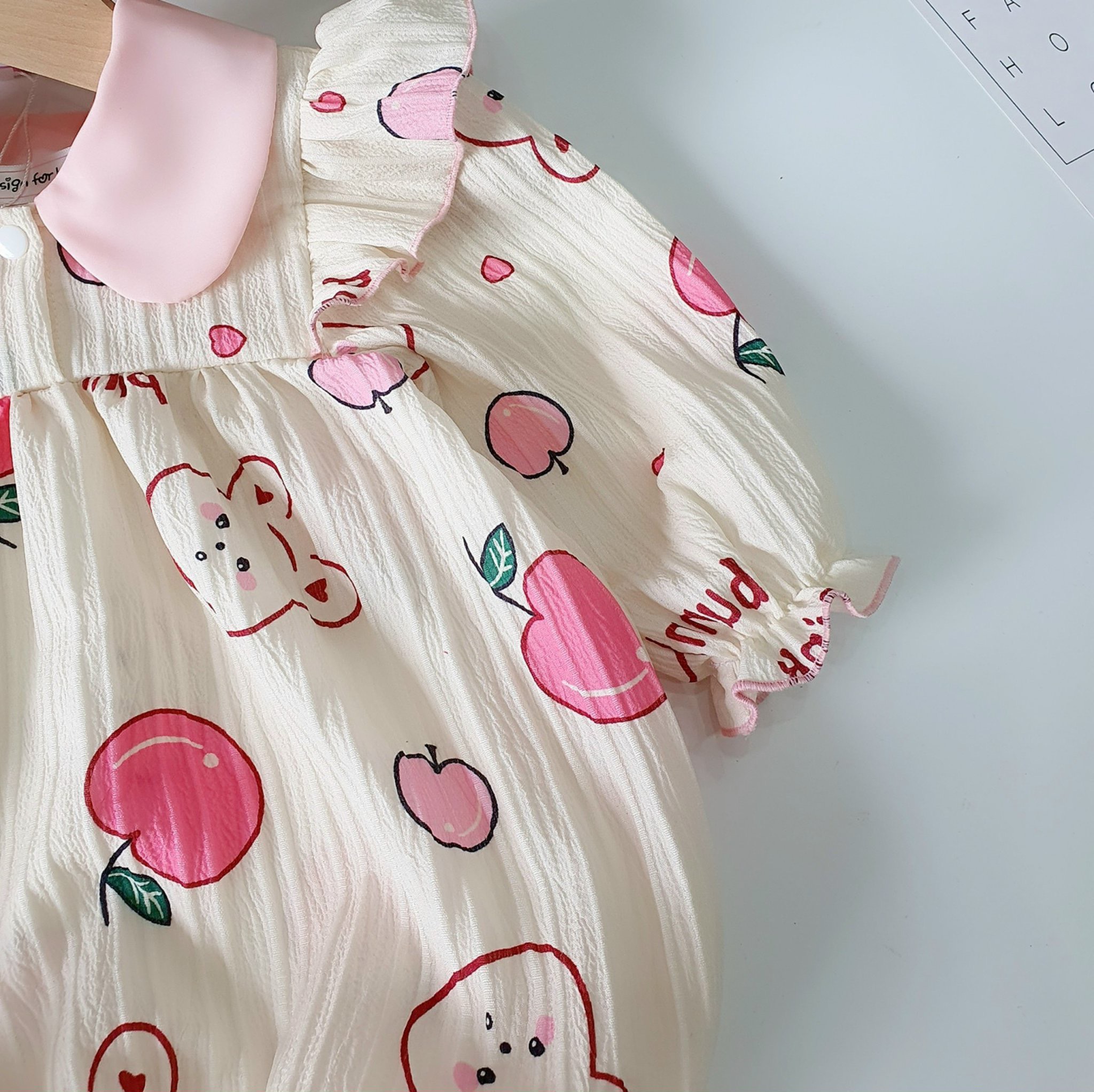 Body sơ sinh bé gái họa tiết quả đàu dễ thương chất đũi gân mềm mại cho bé 3kg đến 12kg