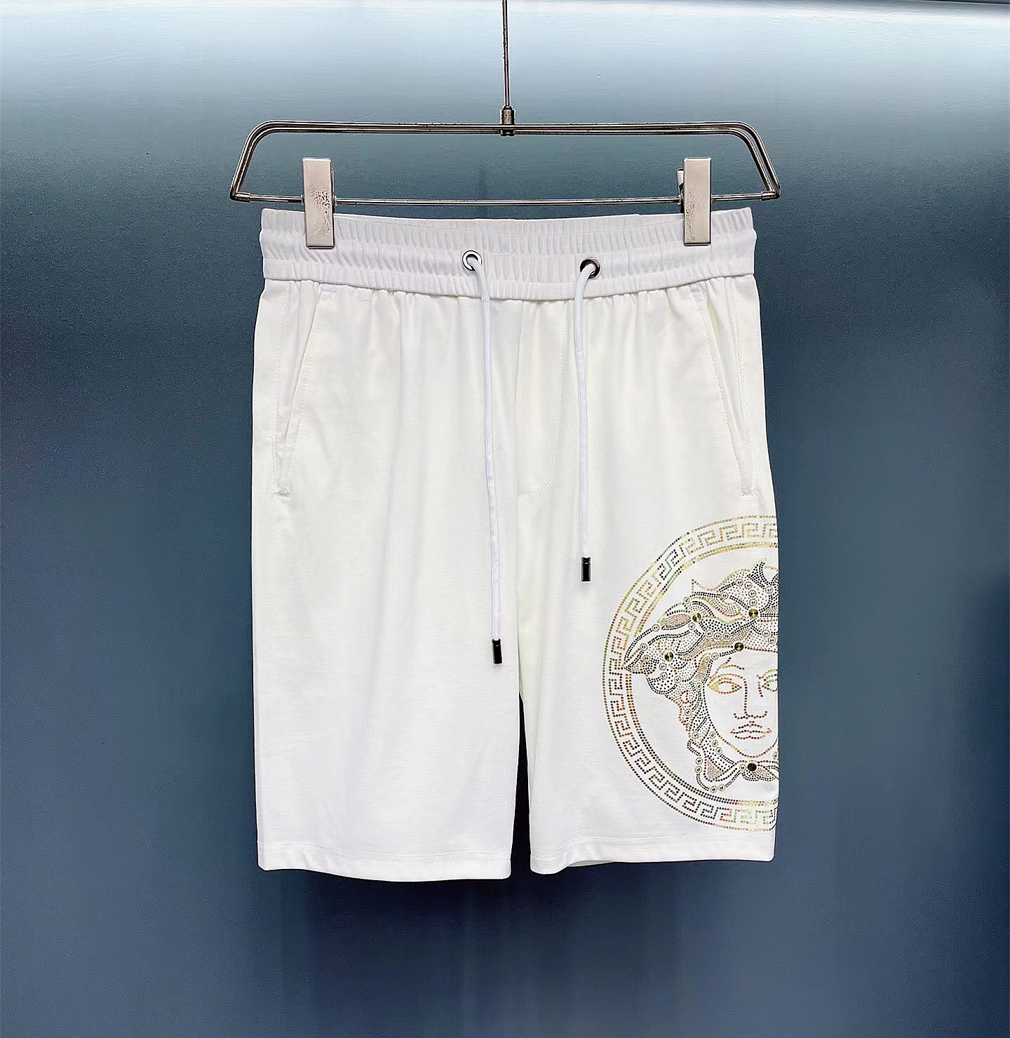 Quần short đùi nam cao cấp TC với thiết kế logo đính đá bền đẹp, dộc đáo, lưng chun dây rút co dãn chất cotton thoáng mát, phong cách trẻ trung, năng động, thể thao-2282