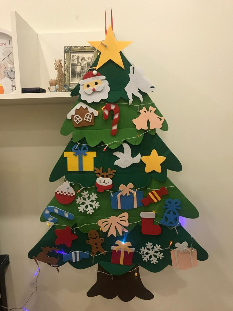 Cây thông Noel mẫu mới bằng vải dạ 3D thiết kế treo tường kèm các sticker dính lên cây trang trí tùy ý, dễ dàng giặt sạch tái sử dụng được nhiều năm