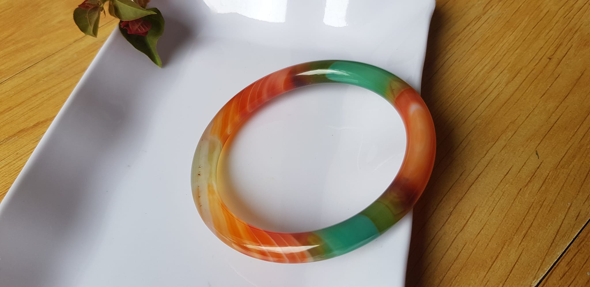 Vòng tay đá mã não tứ quý mới đỏ cam xanh dương xanh lá cam trắng vân sọc xéo xéo rất đẹp Vòng Ni 59mm x cọng 7,8mm Nữ 58kg - 70kg đeo Món quà tặng nữ ý nghĩa ạ