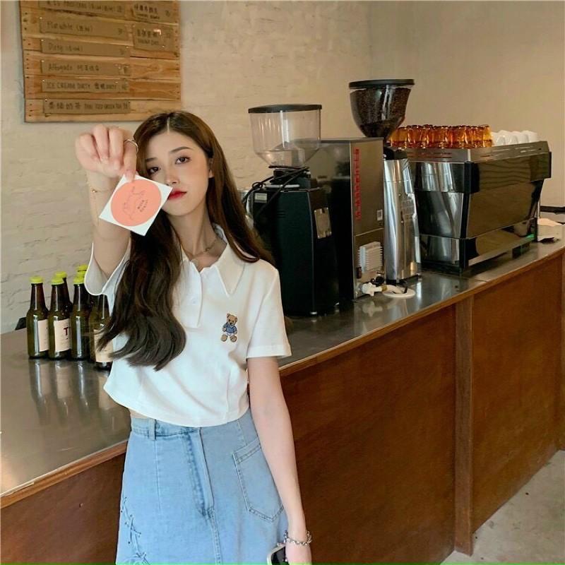 Áo crop cổ bẻ thêu gấu
